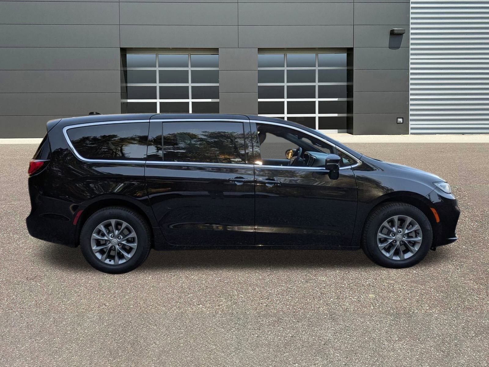 2026 Chrysler Pacifica photo 2