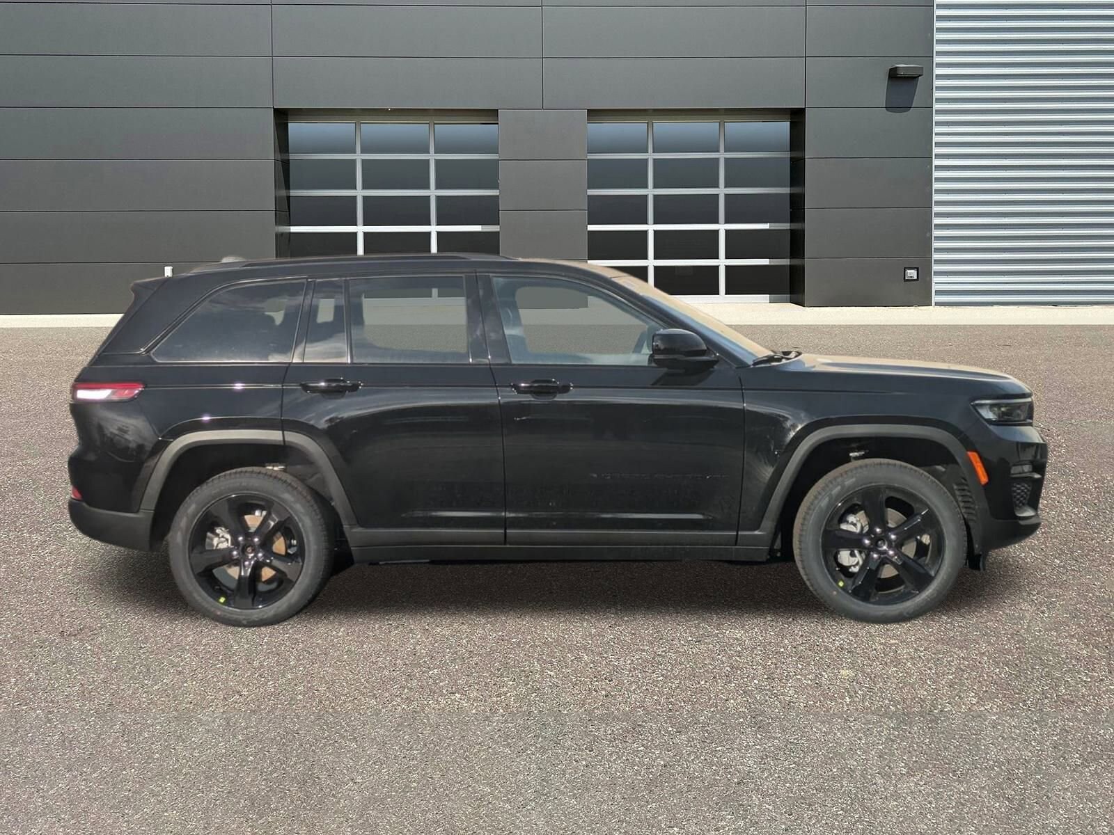 2025 Jeep Grand Cherokee Limited Sport photo 2