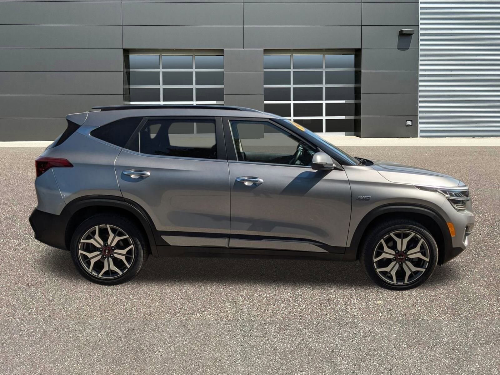 2022 Kia Seltos SX photo 2