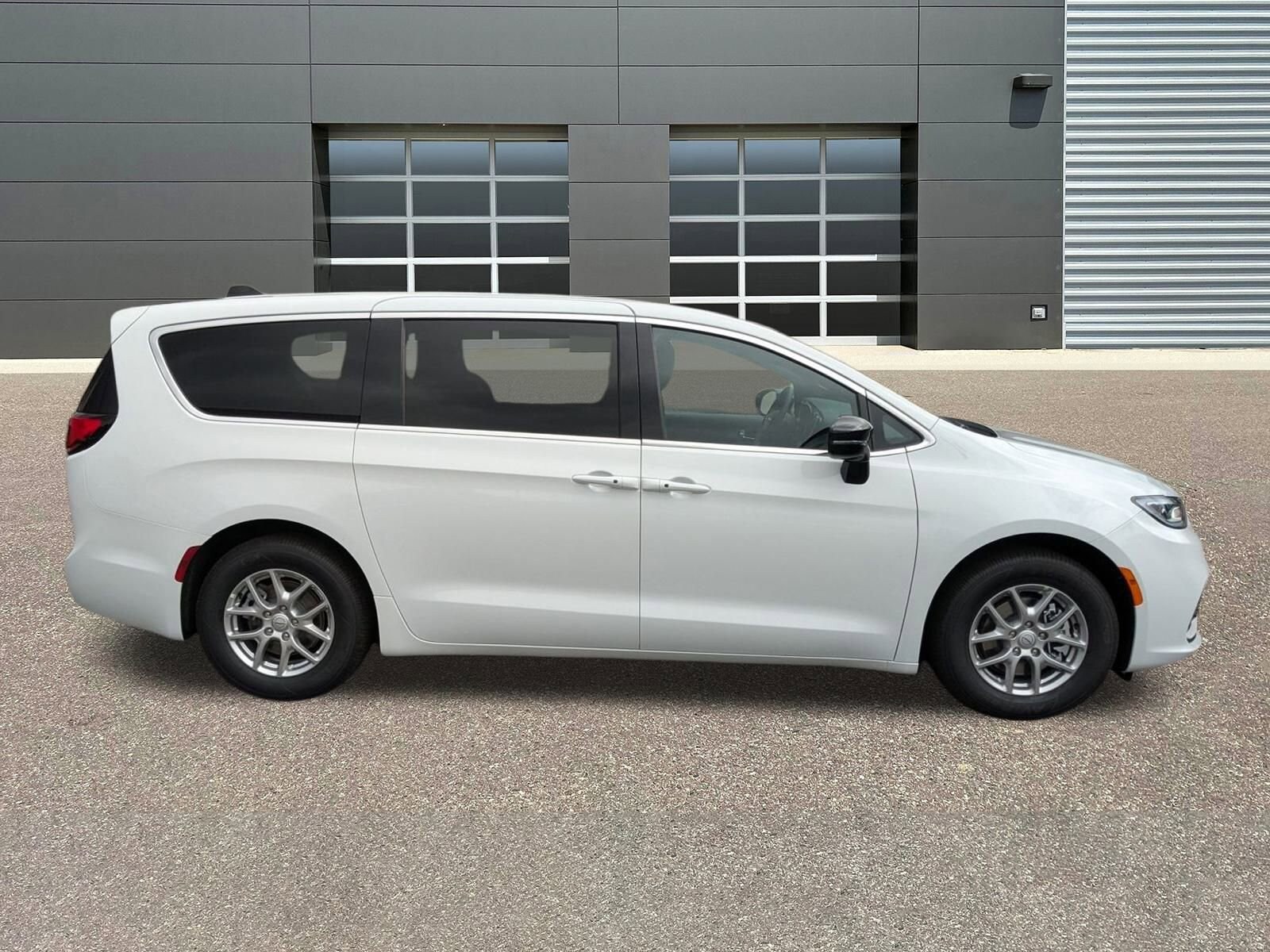 2026 Chrysler Pacifica photo 2