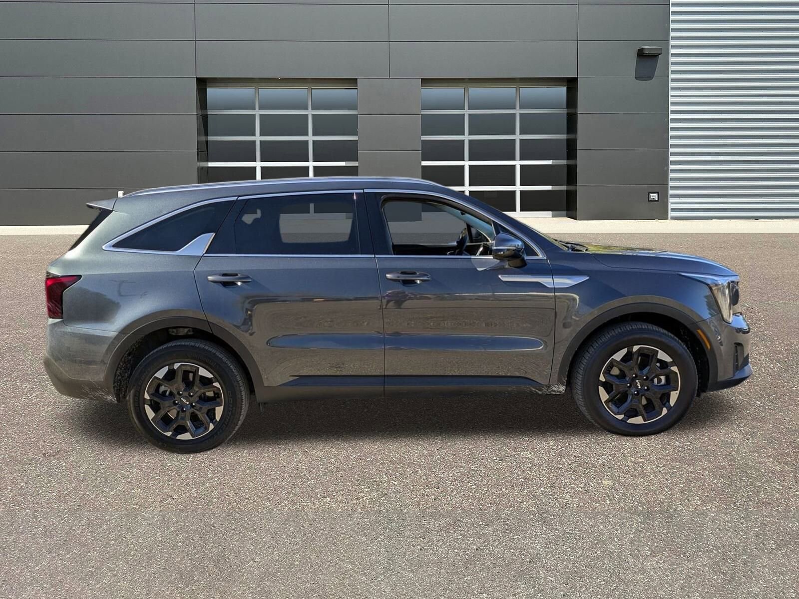 2024 Kia Sorento S photo 2