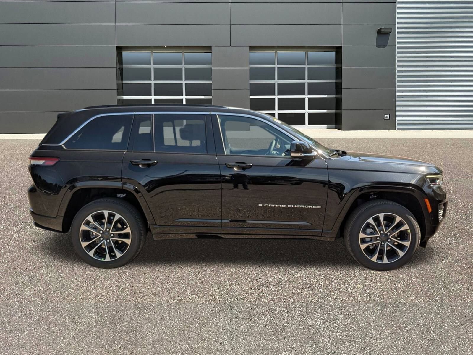 2025 Jeep Grand Cherokee Overland Sport photo 2
