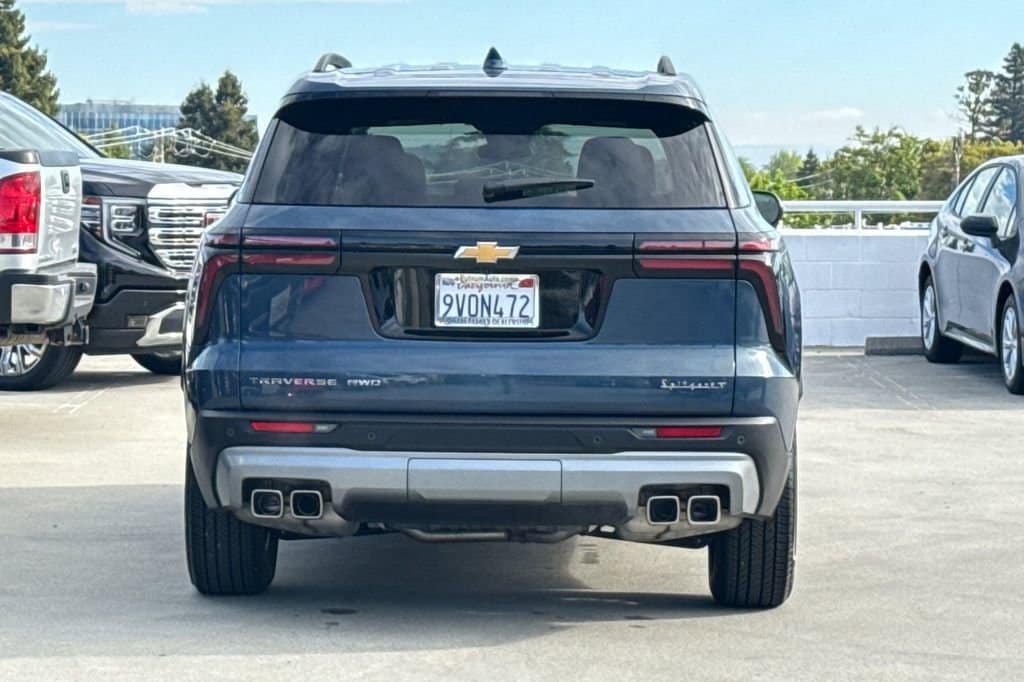 2024 Chevrolet Traverse LT photo 2