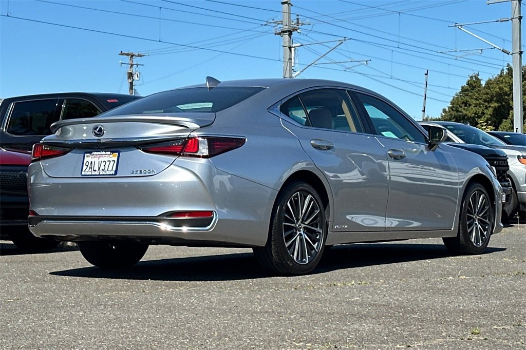 2022 Lexus ES 300h photo 3