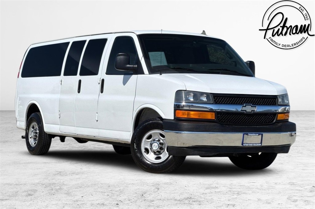 2017 Chevrolet Express Passenger LS's photo