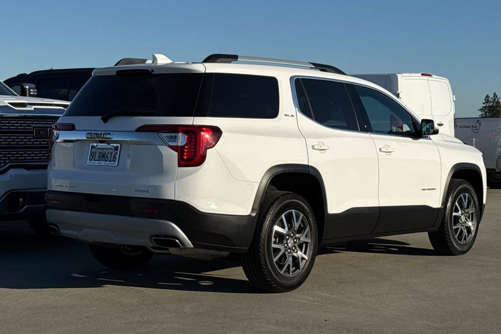 2023 GMC Acadia SLE photo 2