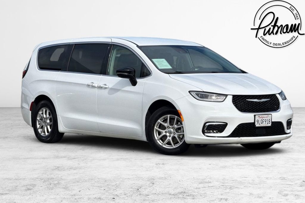 2024 Chrysler Pacifica Touring L's photo