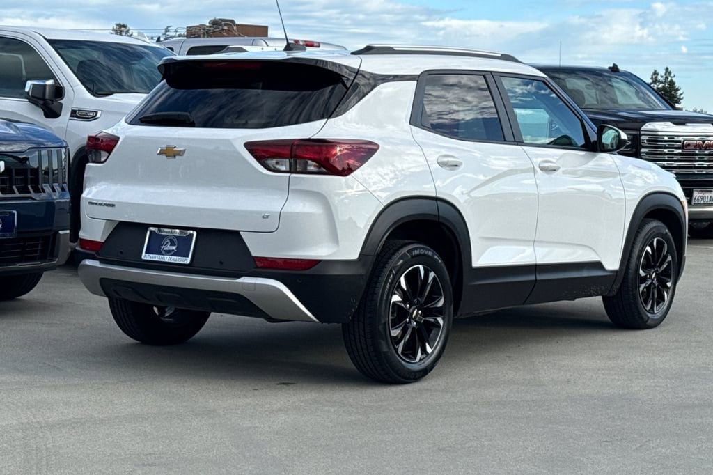 2022 Chevrolet Trailblazer LT photo 2