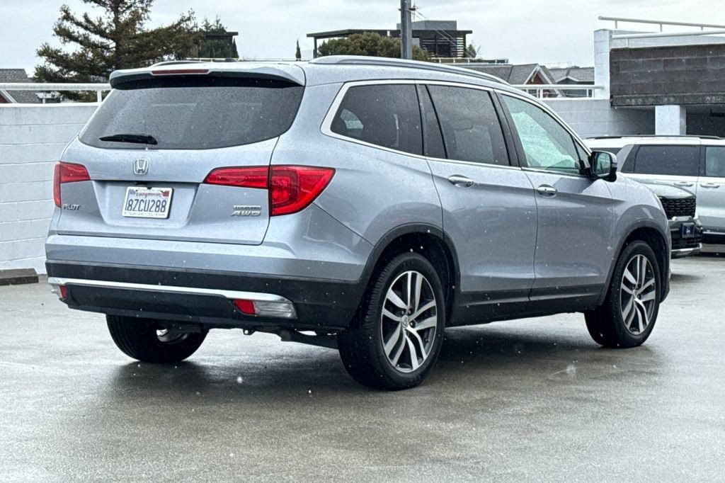 2018 Honda Pilot Touring photo 2