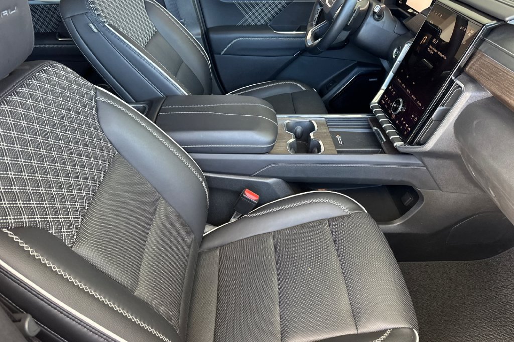 2025 GMC Acadia Denali - Photo 19