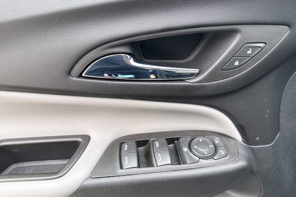 2023 Chevrolet Equinox LS photo 3