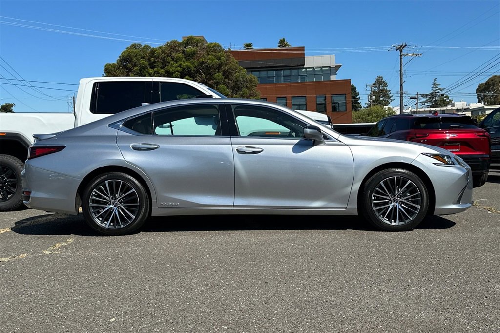 2022 Lexus ES 300h photo 2