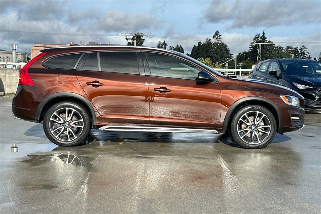 2017 Volvo V60 Cross Country T5 Platinum photo 2