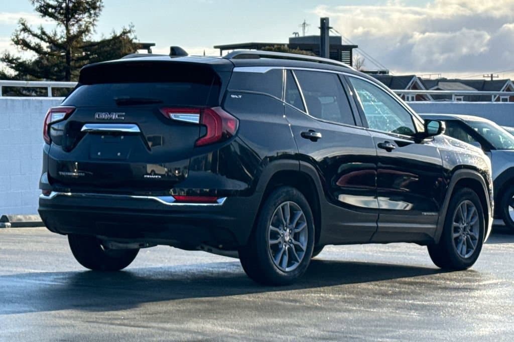 2024 GMC Terrain SLT photo 2