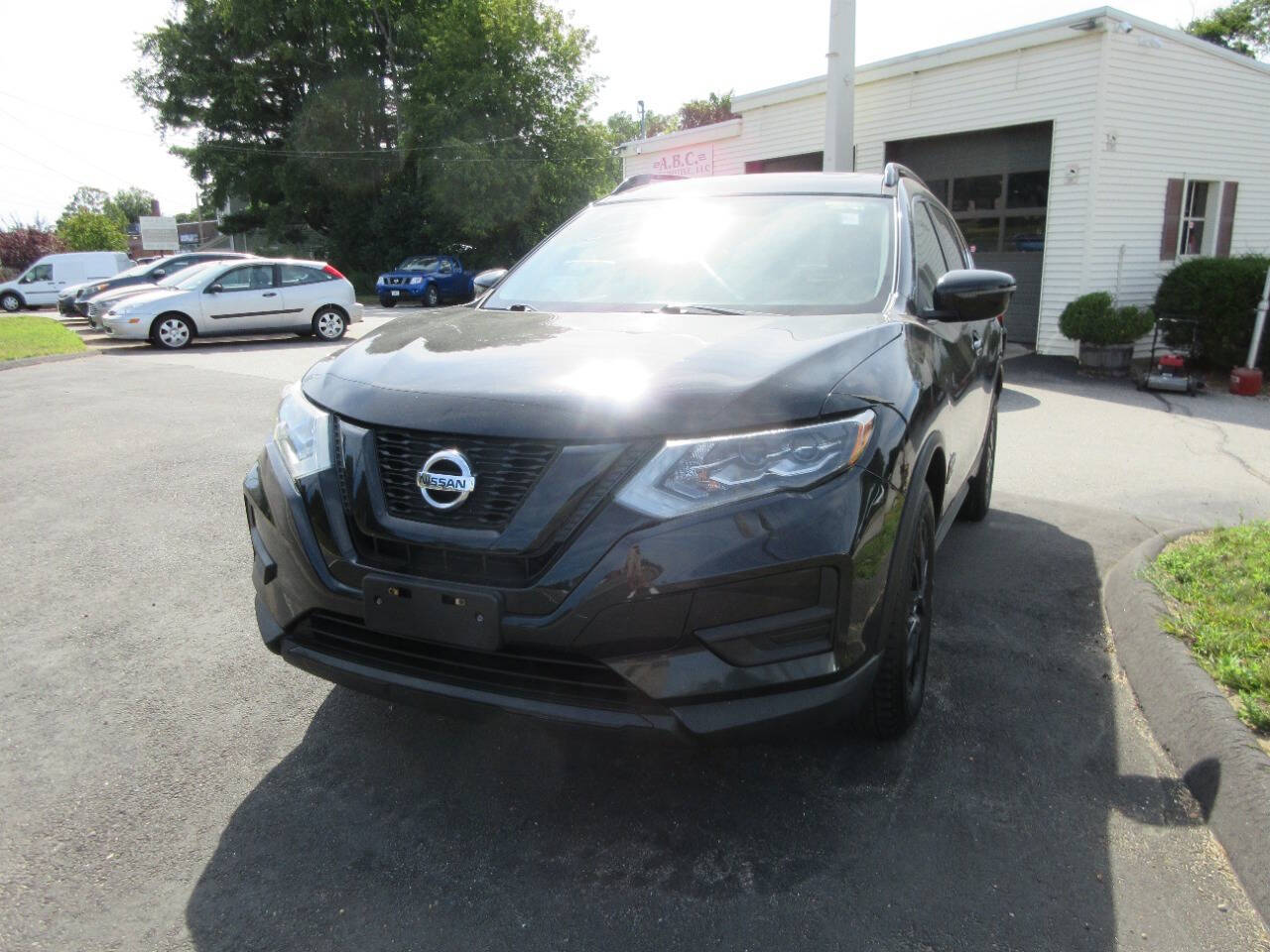 2017 Nissan Rogue SV AWD photo 2