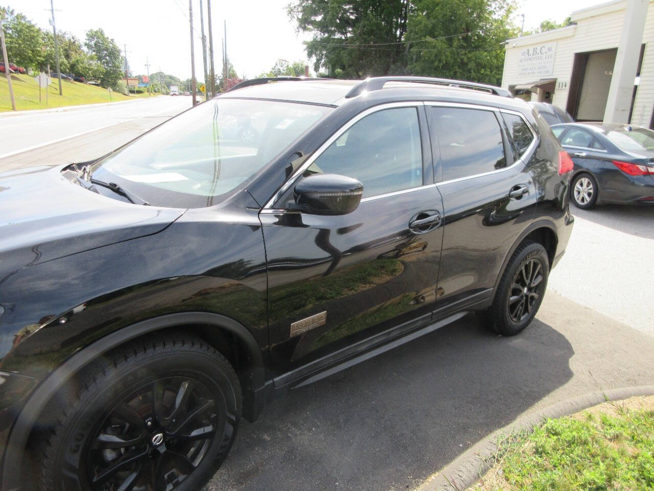 2017 Nissan Rogue SV AWD photo 3