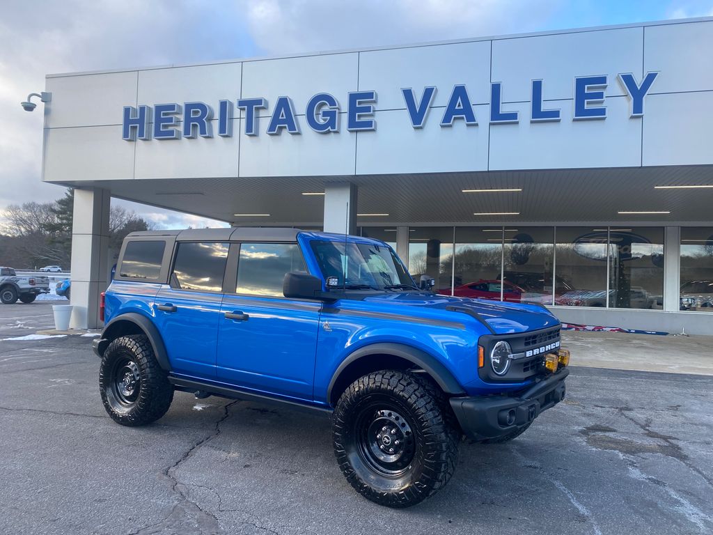 2023 Ford Bronco 4-Door Black Diamond's photo