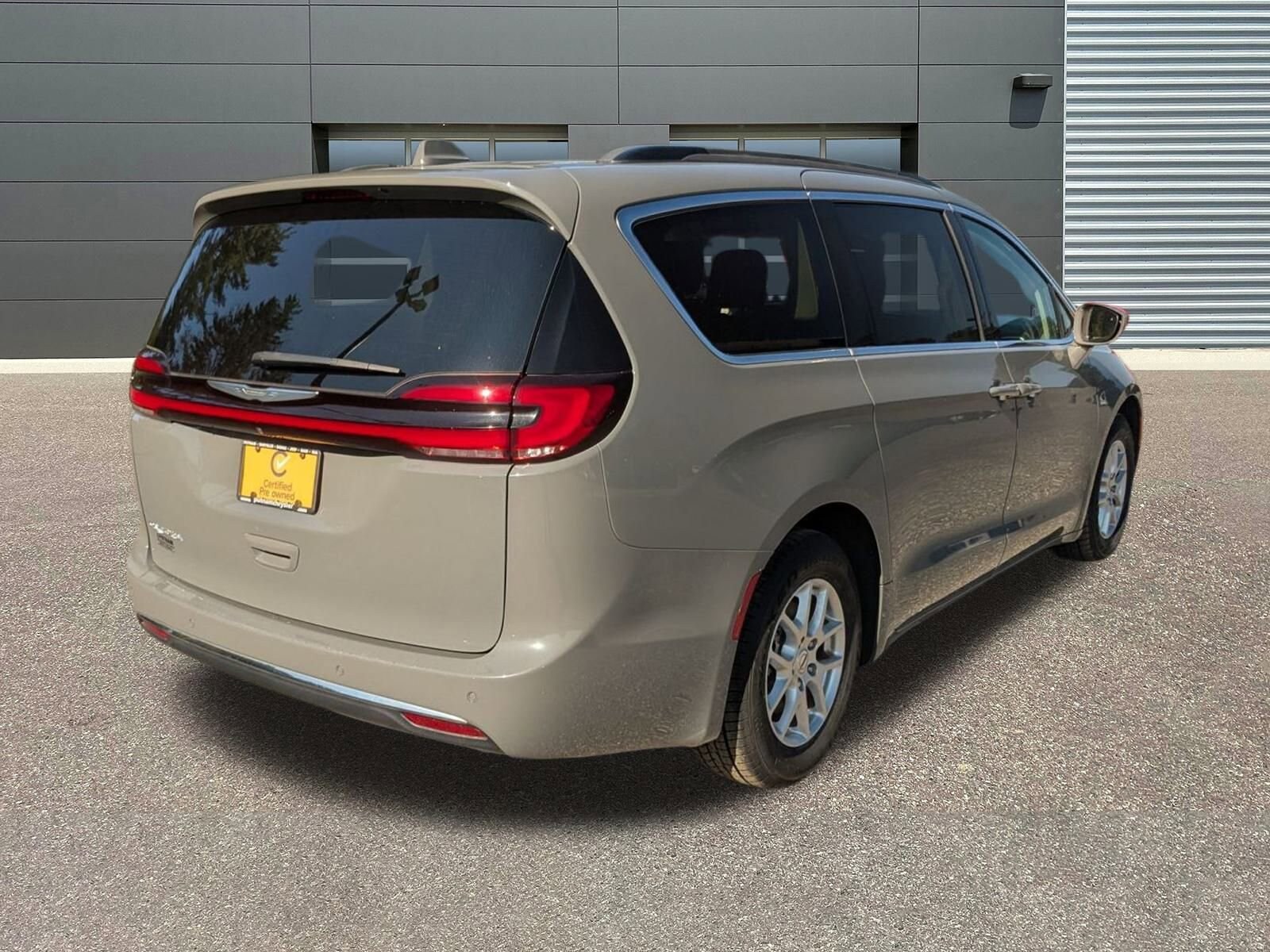 2022 Chrysler Pacifica Touring L photo 2