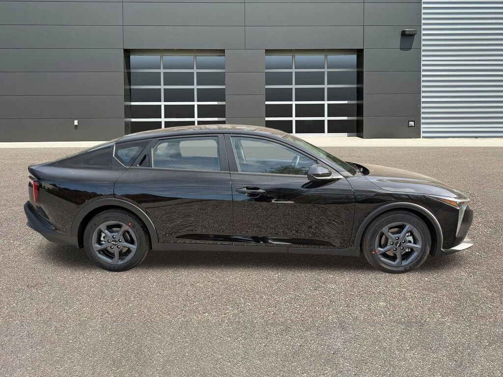 New 2025 Kia K4 LXS Sedan