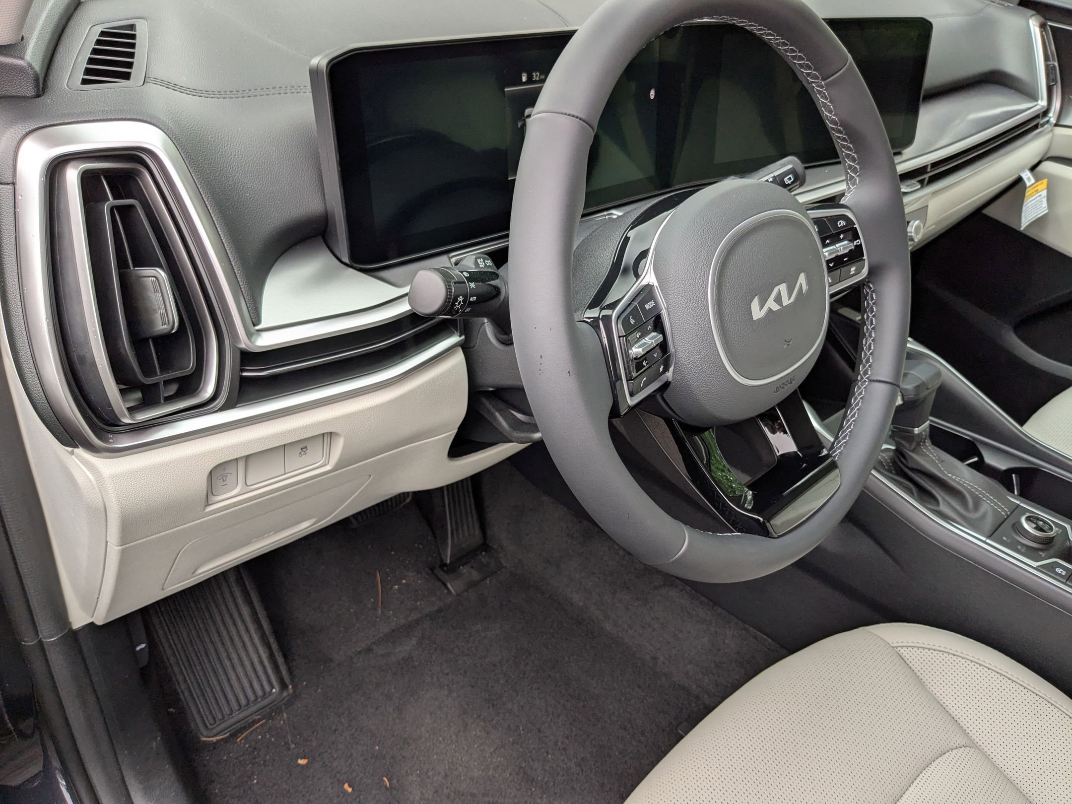 2025 Kia Sorento S - Photo 14