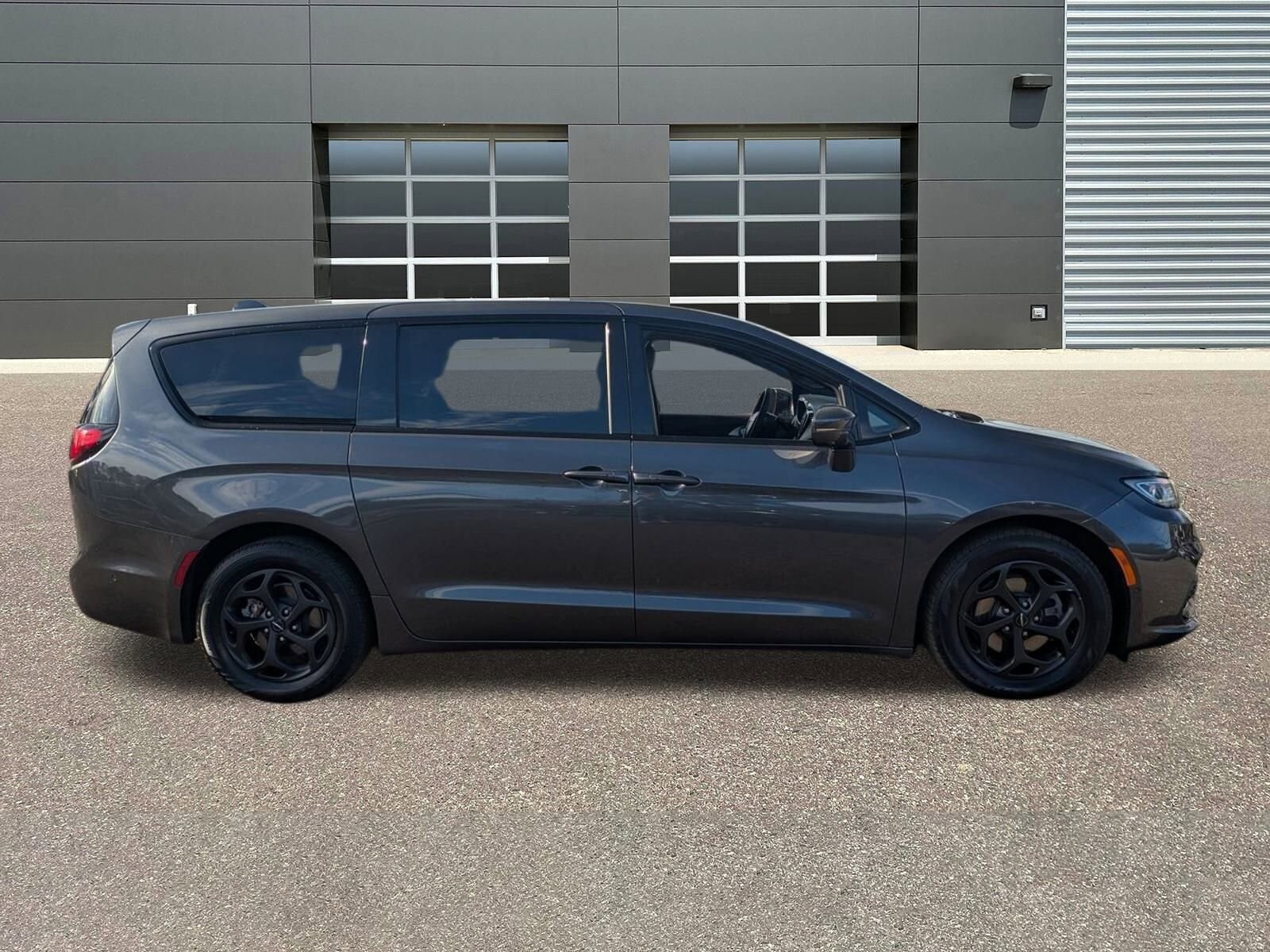 2022 Chrysler Pacifica Hybrid Limited photo 2