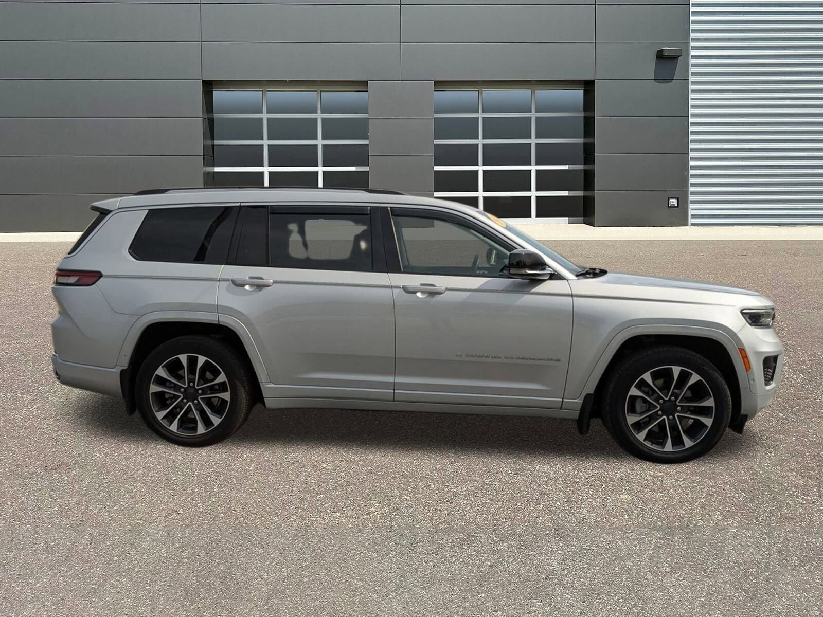 2022 Jeep Grand Cherokee Overland photo 2