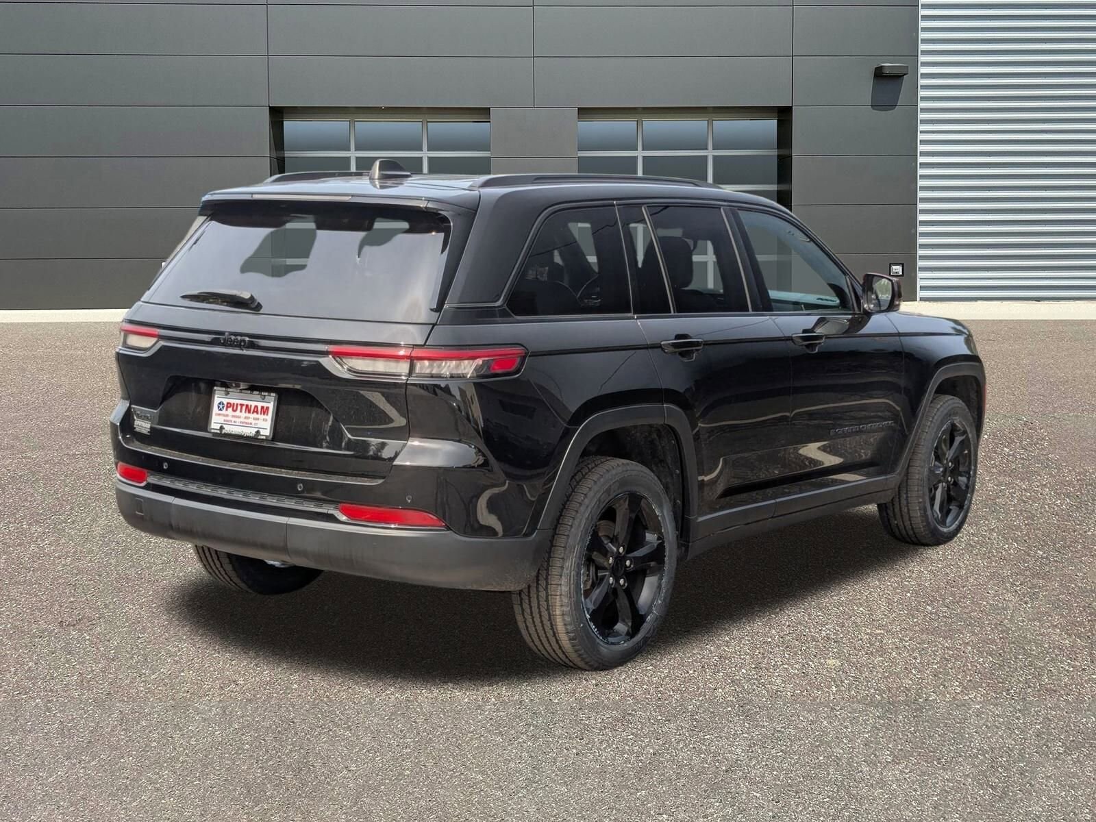 2022 Jeep Grand Cherokee Laredo Altitude photo 2