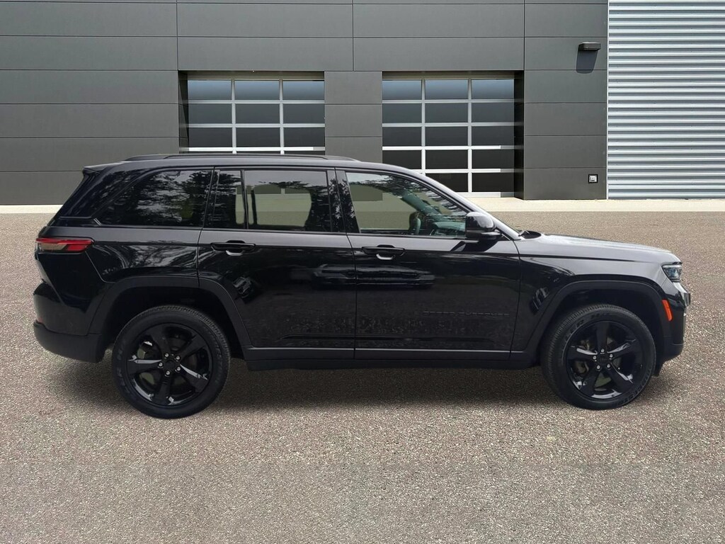 Used 2023 Jeep Grand Cherokee Laredo SUV