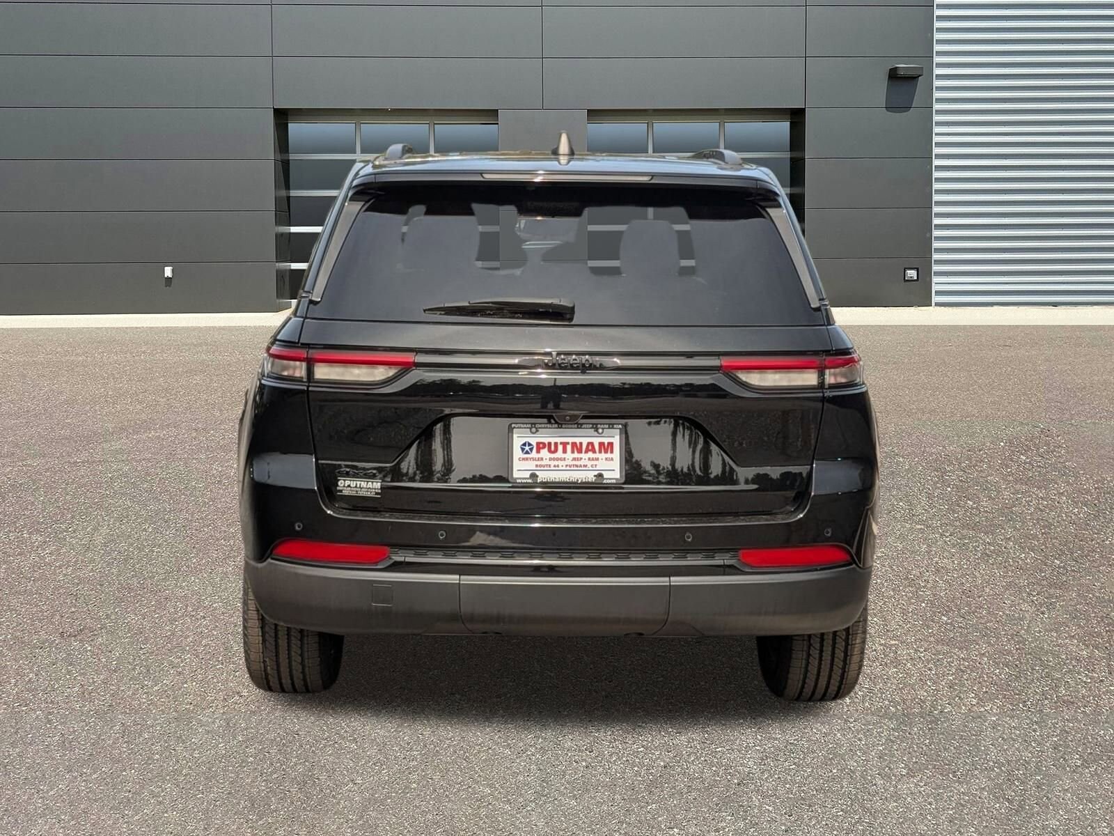 2022 Jeep Grand Cherokee Laredo Altitude photo 3
