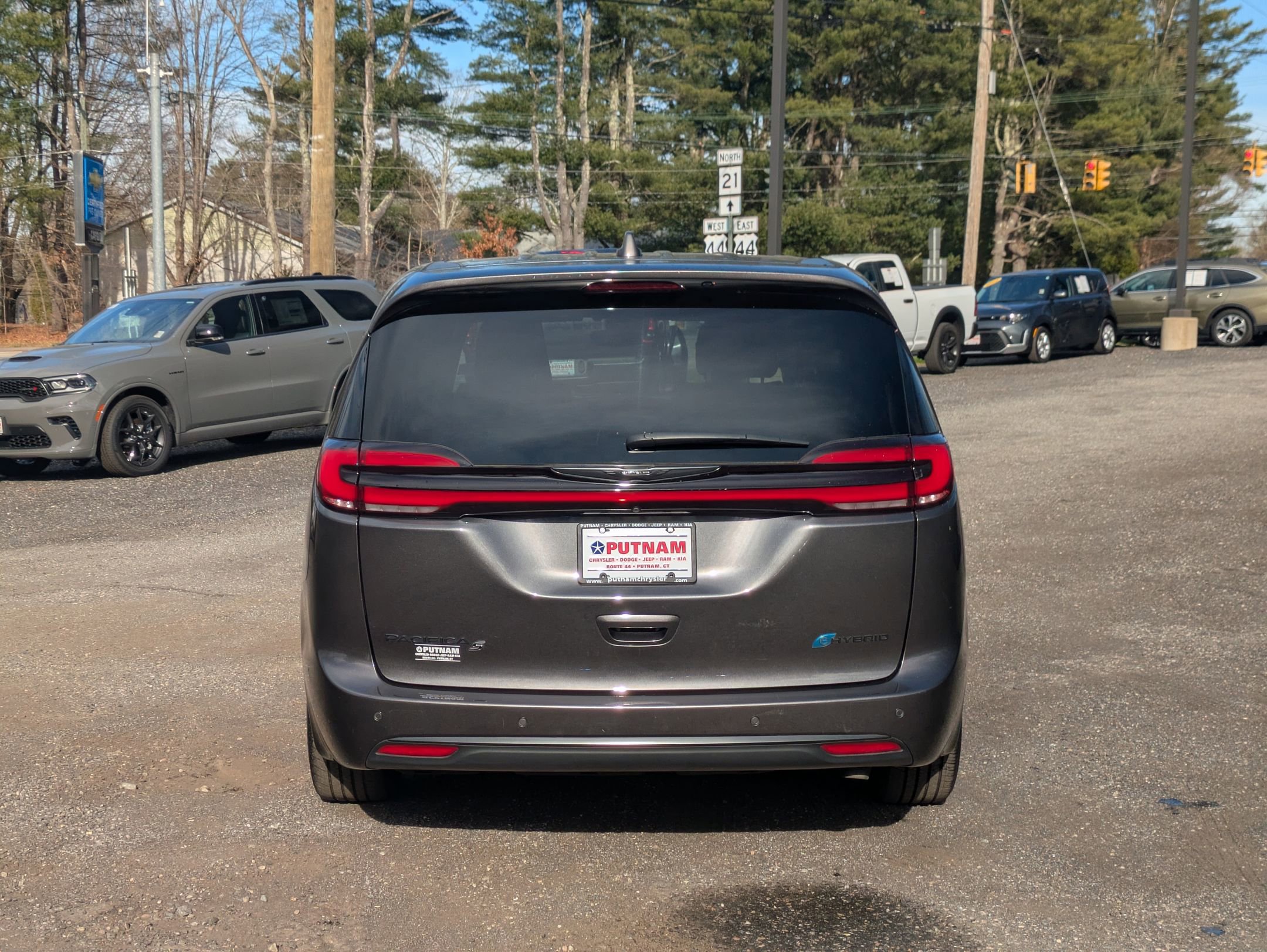2022 Chrysler Pacifica Hybrid Limited photo 2