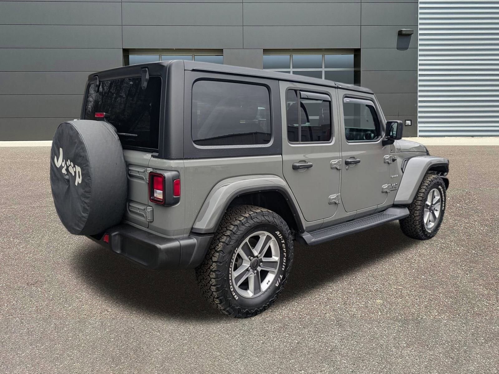 2023 Jeep Wrangler Sahara photo 3