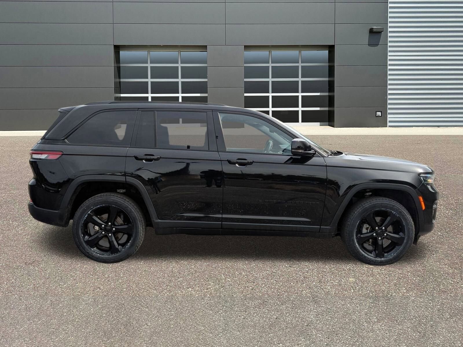 2022 Jeep Grand Cherokee Laredo Altitude photo 2