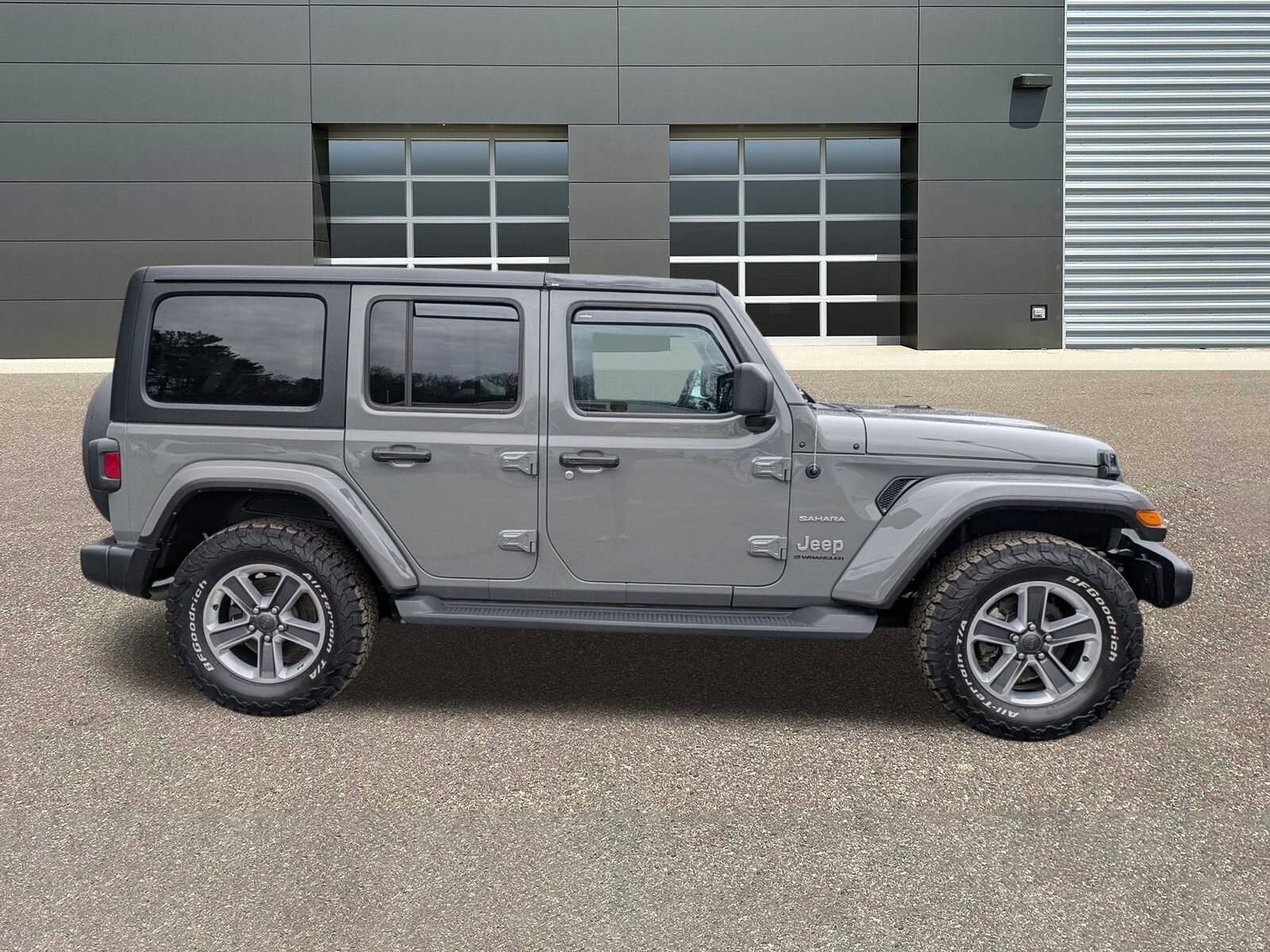 2023 Jeep Wrangler Sahara photo 2