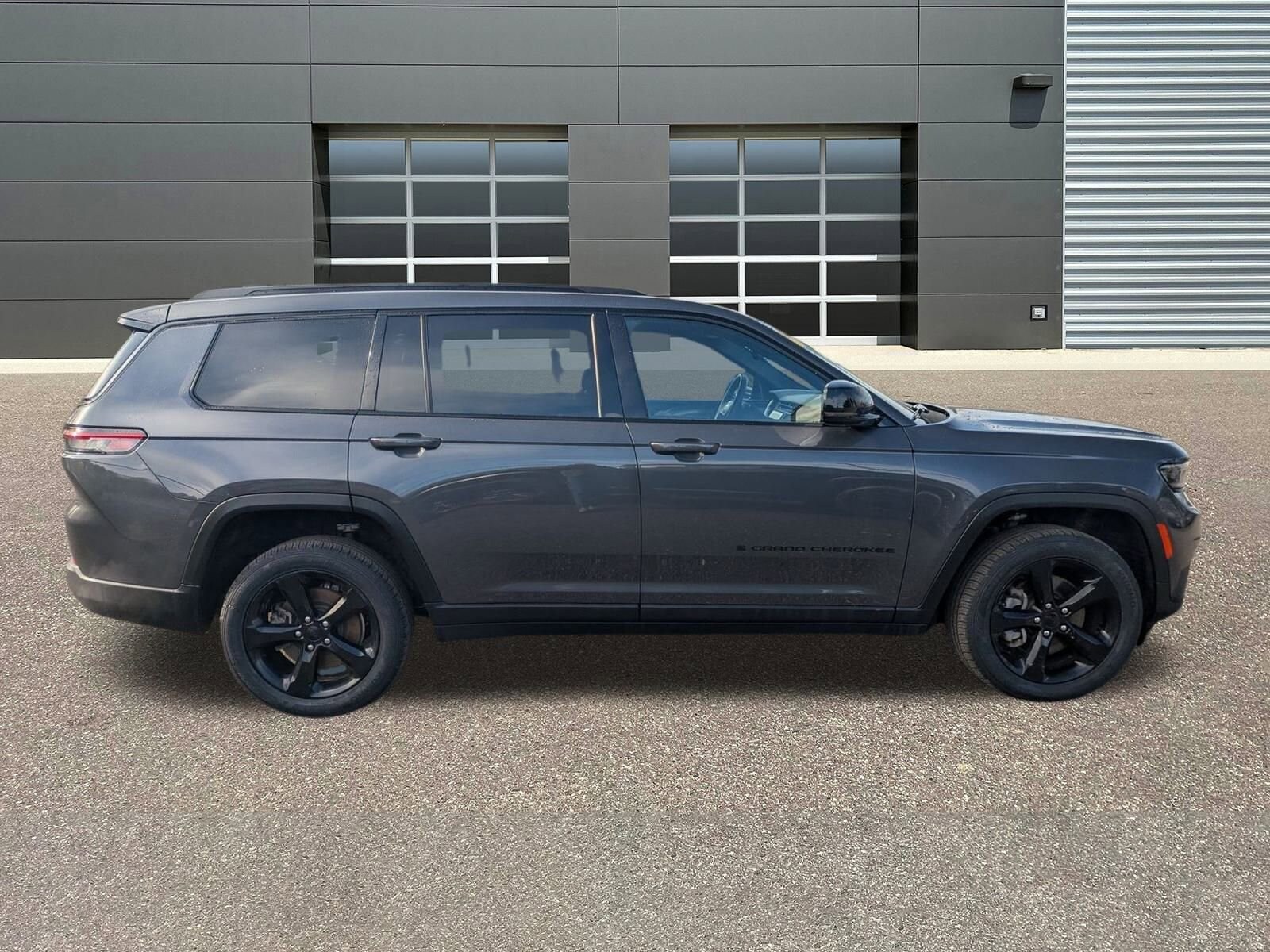 2022 Jeep Grand Cherokee Laredo Altitude photo 2