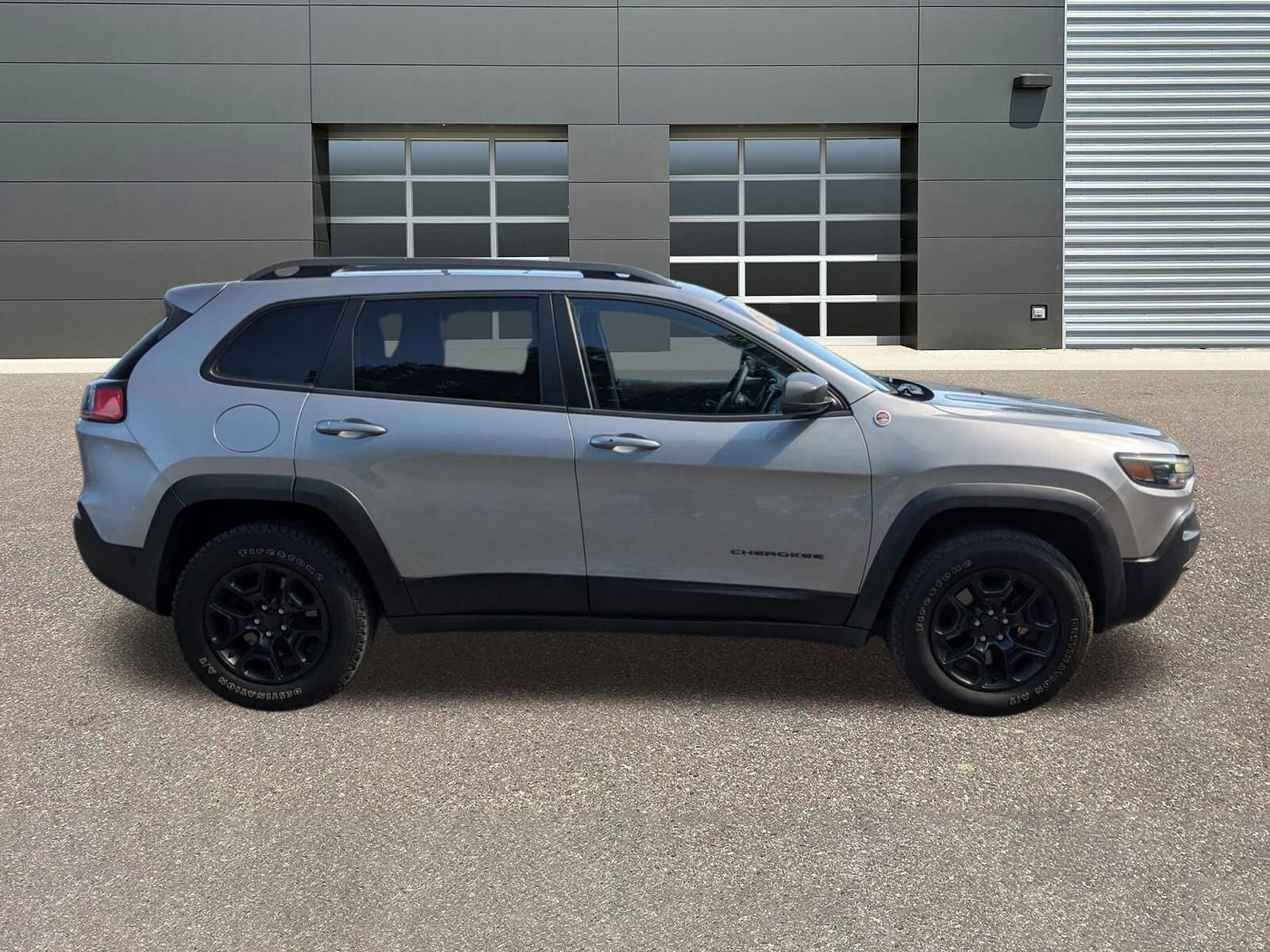 2019 Jeep Cherokee Trailhawk photo 2