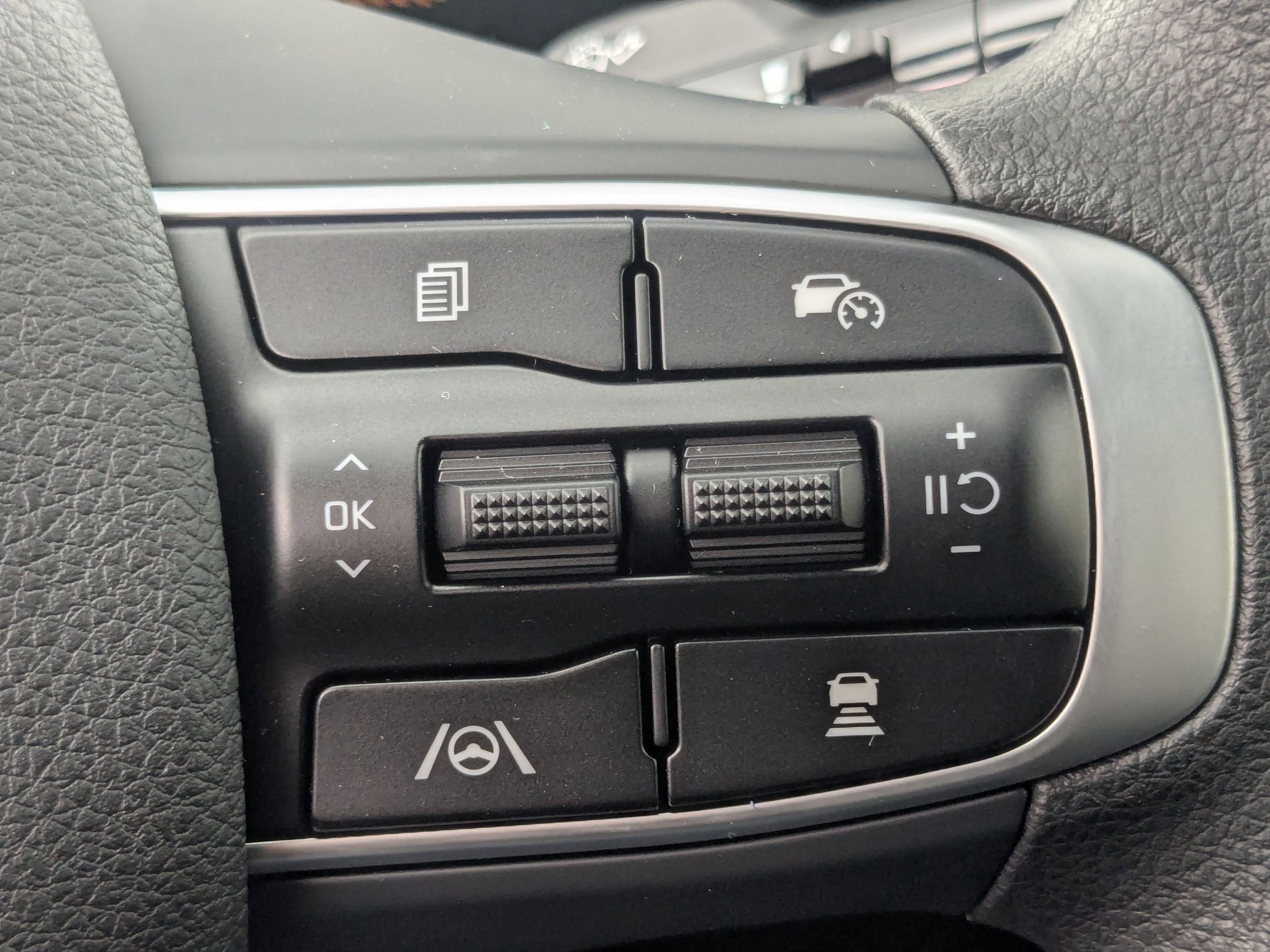 2025 Kia K5 LXS - Photo 17