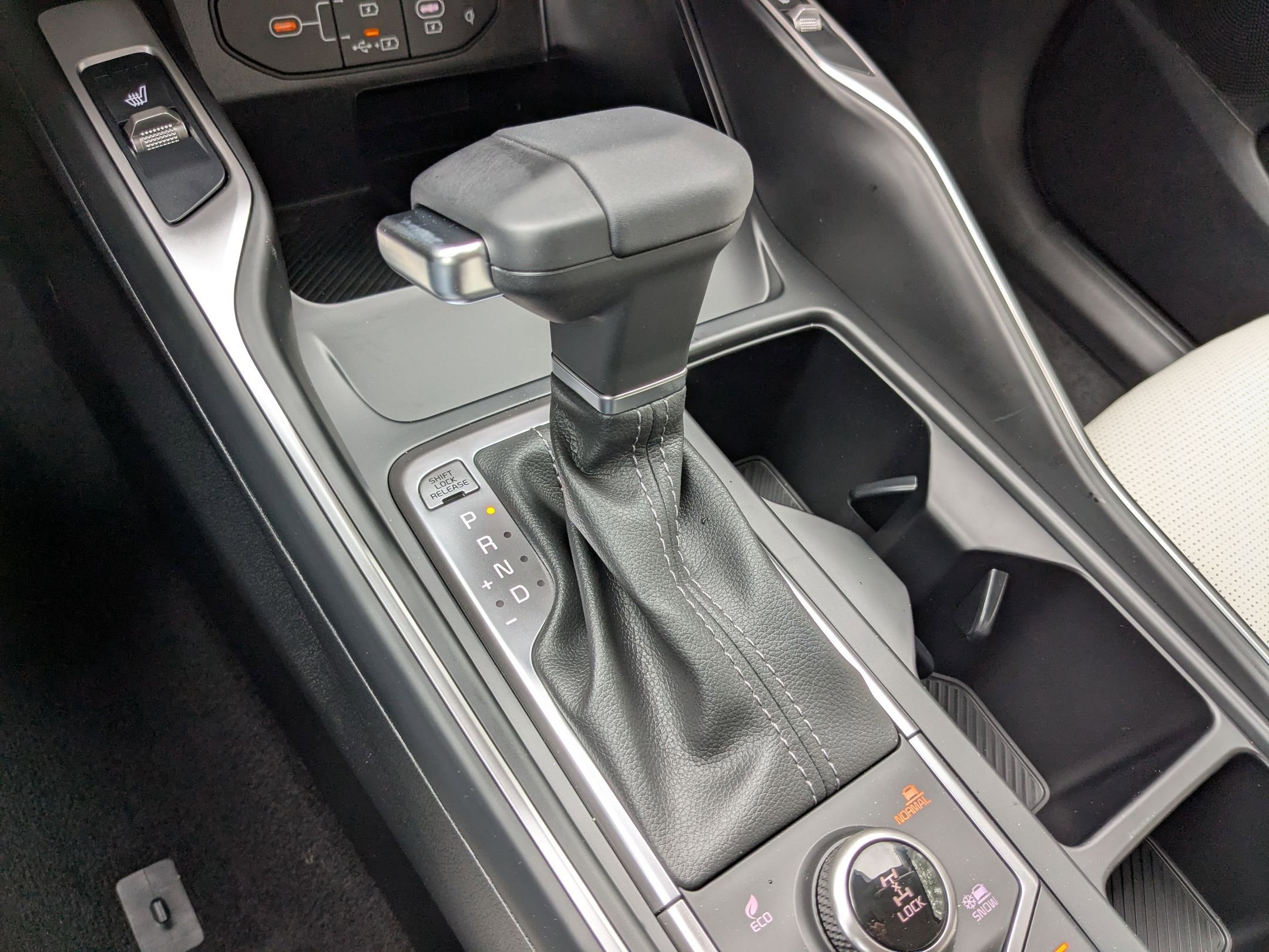 2025 Kia Sorento S - Photo 24