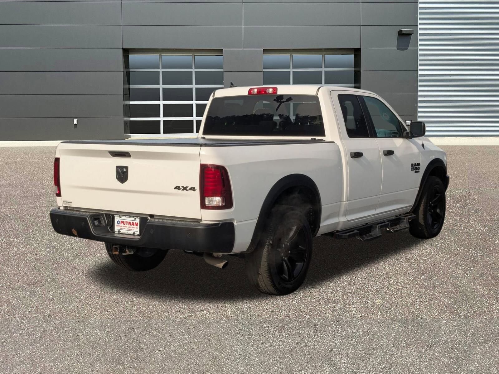 2022 Ram 1500 Classic SLT photo 3