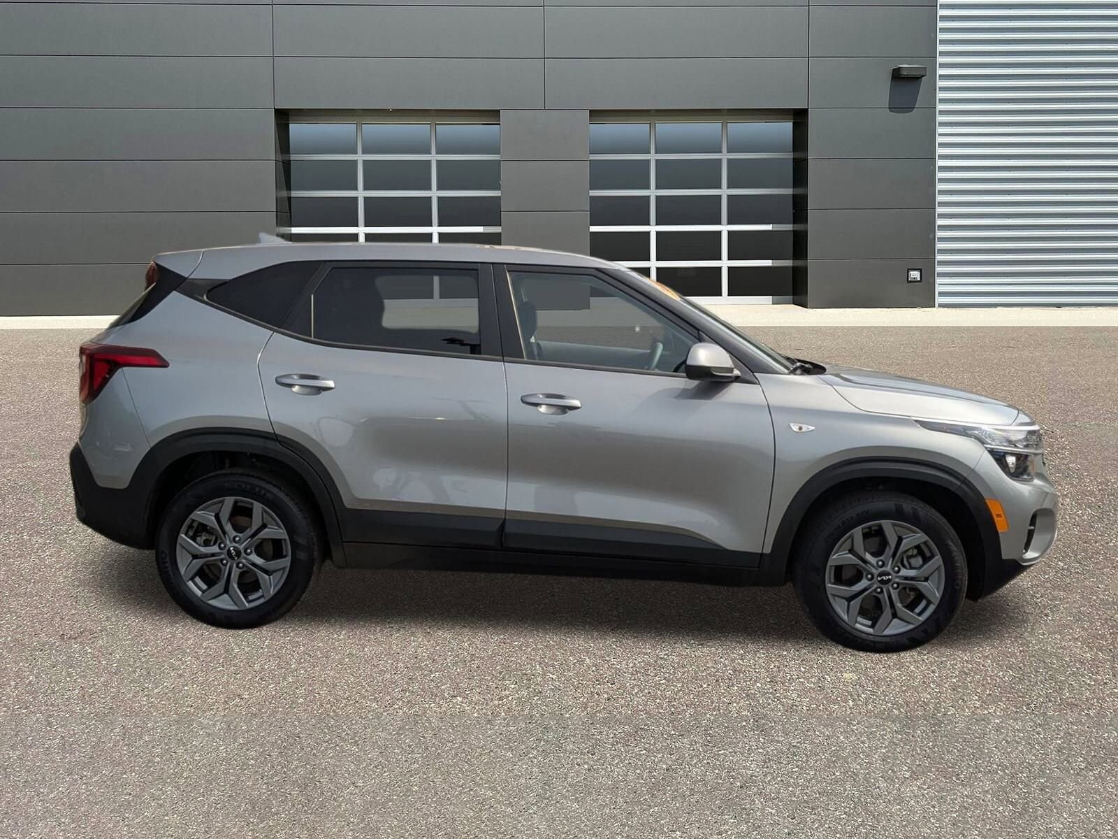 2024 Kia Seltos LX photo 2