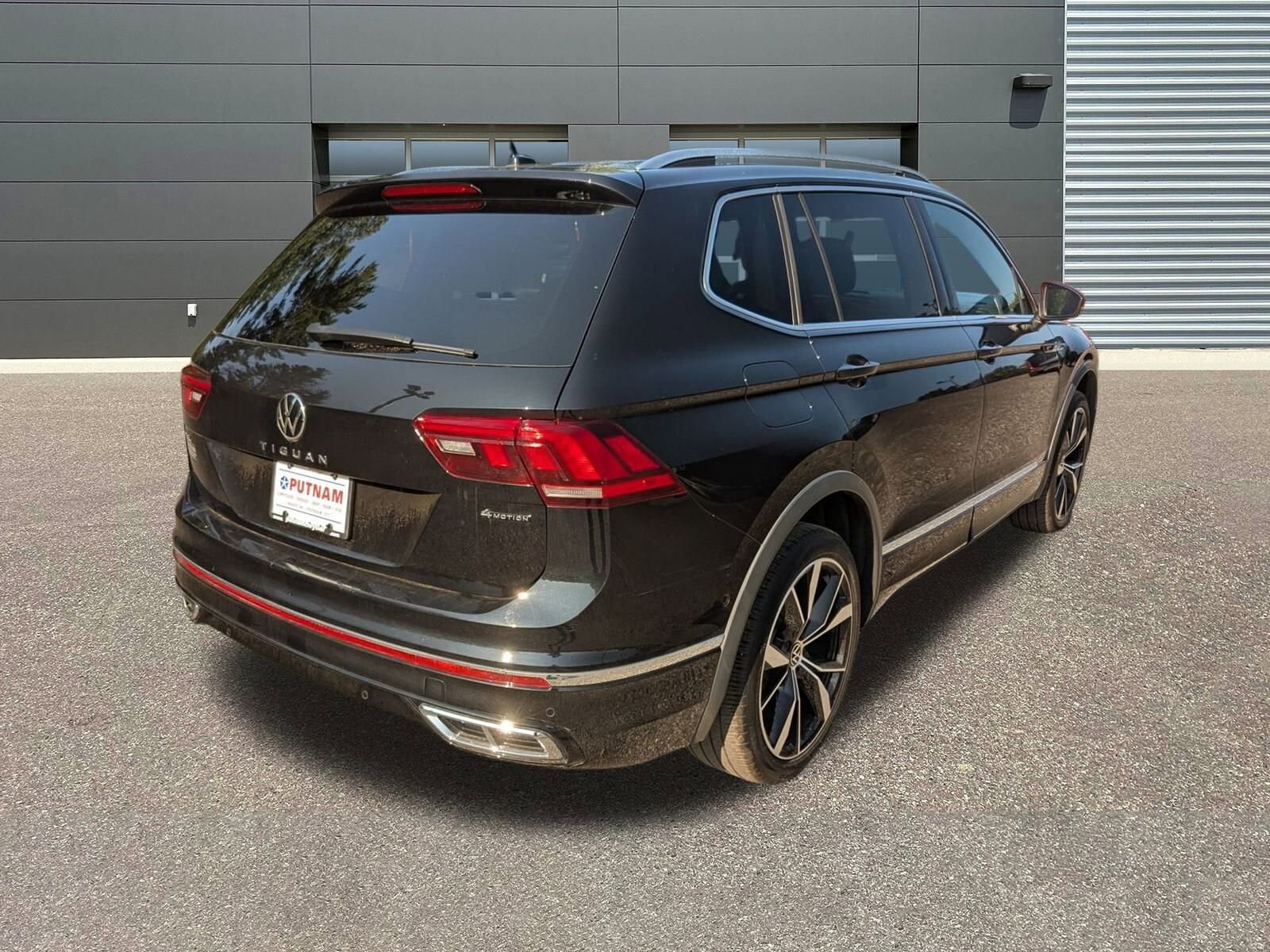 2023 Volkswagen Tiguan SEL R-Line Black photo 2