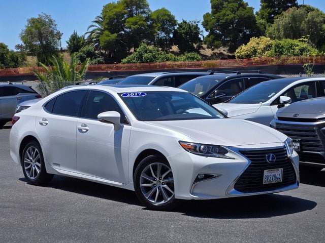 2017 Lexus ES 350 300h's photo