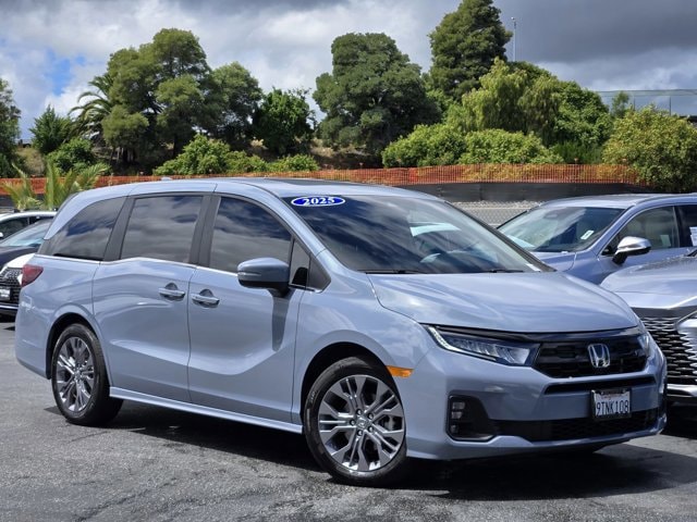 2025 Honda Odyssey Touring's photo