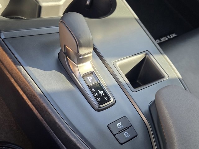 2026 Lexus UX Hybrid 300h - Photo 10