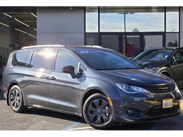 2019 Chrysler Pacifica Hybrid Limited's photo