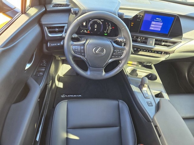 2026 Lexus UX Hybrid 300h - Photo 6