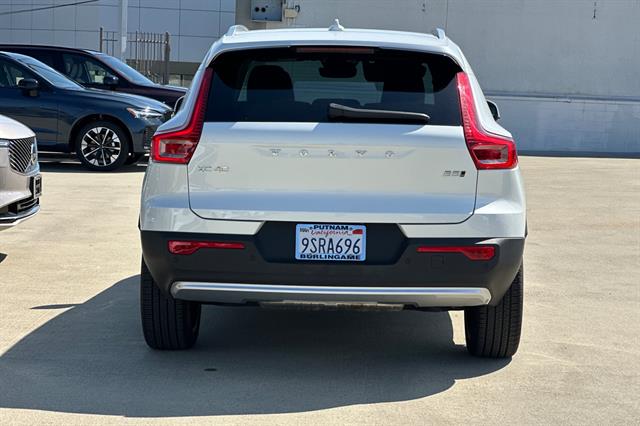 2025 Volvo XC40 photo 4