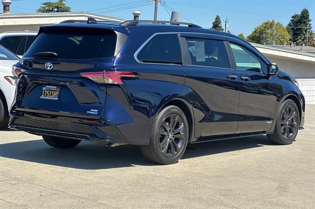 2021 Toyota Sienna XSE photo 3