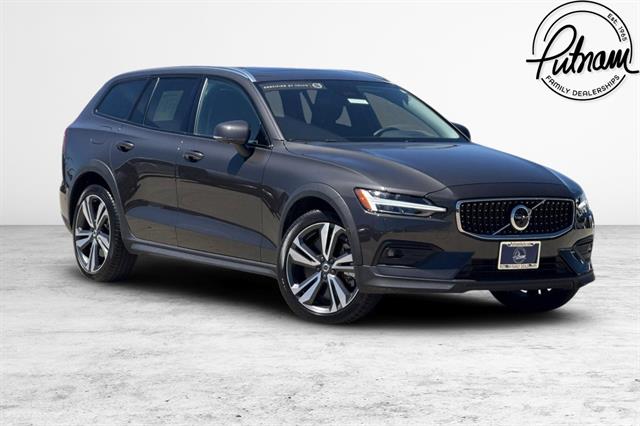 2025 Volvo V60 Cross Country B5 Plus AWD's photo
