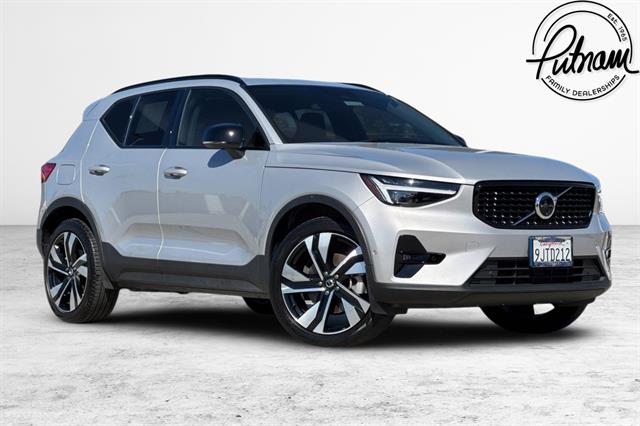 2024 Volvo XC40 B5 Plus Dark AWD's photo