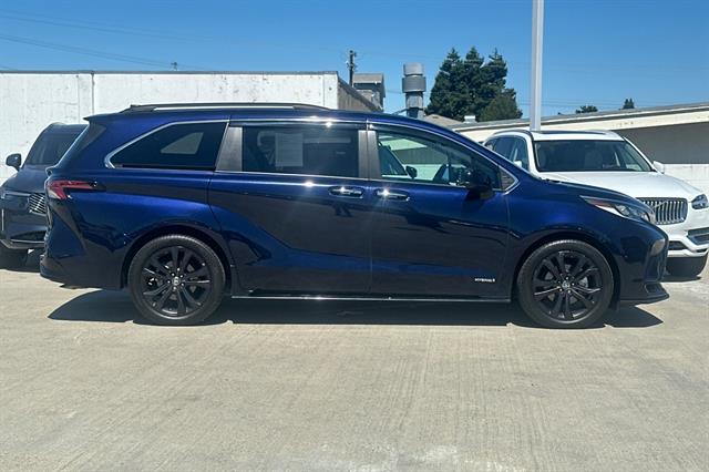 2021 Toyota Sienna XSE photo 2